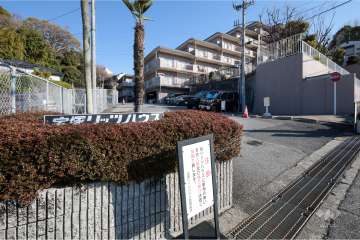 敷地出入口に設置された銘板