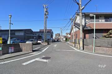 敷地北側の前面道路（東側から）