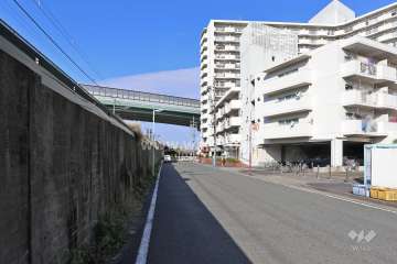 敷地南西側の前面道路（南東側から）