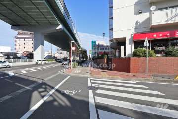 敷地西側は名古屋高速4号東海線と江川線に面しています。