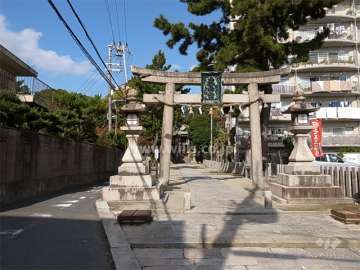 敷地の西側は「素盞鳴尊神社（江坂神社）」の参道です。