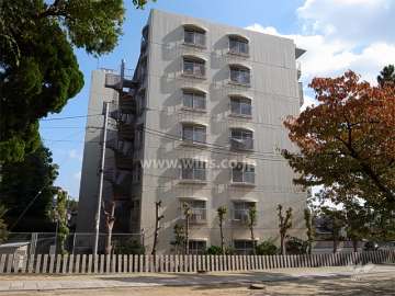 「素盞鳴尊神社（江坂神社）」の境内から見た江坂ハイツの外観