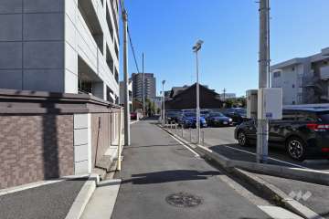 敷地南側の前面道路（西側から）