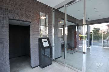 エントランスはオートロック付きです。