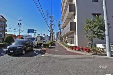 敷地南側の前面道路（東側から）