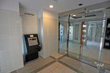 エントランスはオートロック付きです。