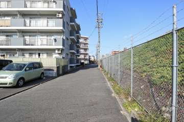 敷地東側の前面道路