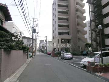 周辺には住宅の他、事務所や店舗も建ち並んでいます。