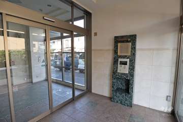 エントランスはオートロック付きです。