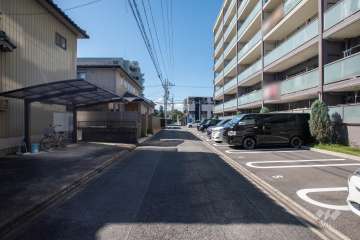 敷地南側の前面道路（東側から）