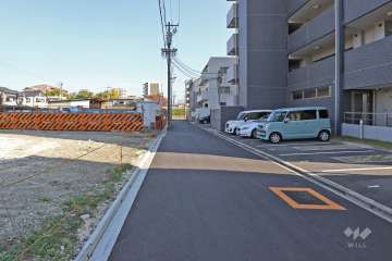 敷地北側の前面道路（西側から）