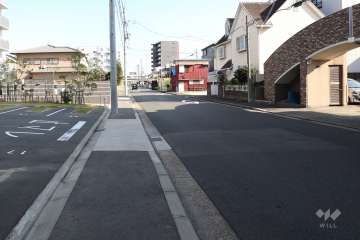 敷地南側の前面道路（西側から）