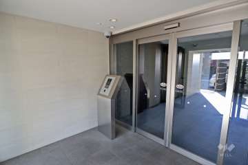 エントランスはオートロック付きです。