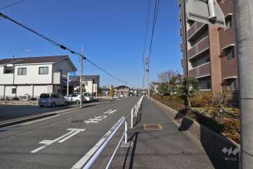 敷地西側の前面道路（南側から）