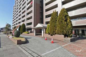 エントランス前はロータリーになっています。