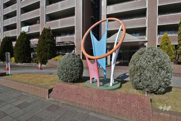 エントランス前のモニュメント