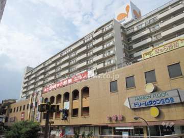 下層階には店舗が入っています。