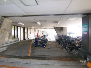 ダイエーの屋上、お客様駐車場と同フロアに駐輪場があります。