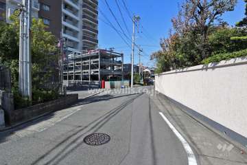 敷地東側の前面道路（南側から）