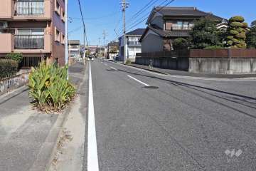 敷地東側の前面道路（南側から）