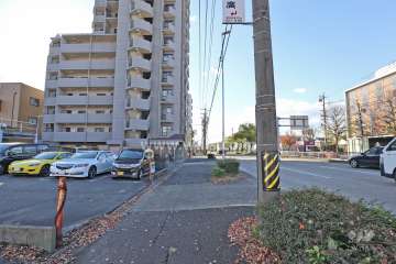 敷地西側の前面道路