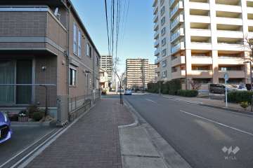 敷地西側の前面道路（南側から）