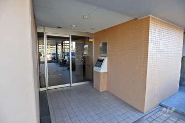 エントランスはオートロック付きです。