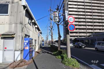 敷地西側の前面道路（南側から）