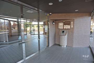 エントランスはオートロック付きです。