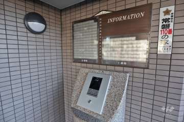 オートロックと案内板