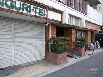 建物一階には店舗が入っています。