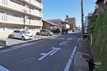 敷地南側の前面道路（西側から）