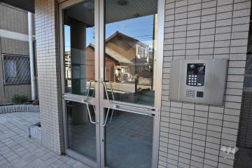 エントランスはオートロック付きです。