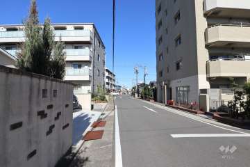 敷地西側の前面道路