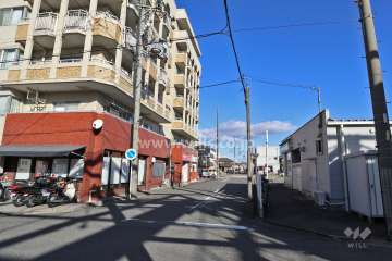 敷地東側の前面道路（南側から）