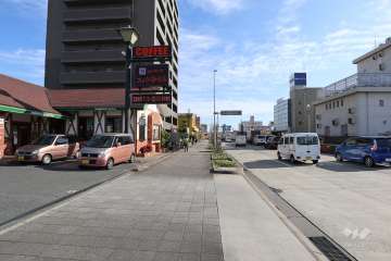 敷地南側には片側三車線の幹線道路が通っています。（国道1号線）