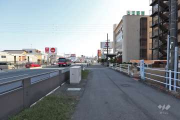 敷地北側は国道1号線に面しています。