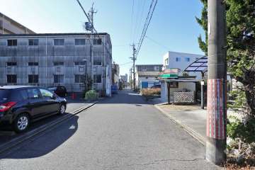 敷地北西側の前面道路（北東側から）