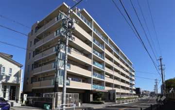 カールス高畑の外観（南西側から）