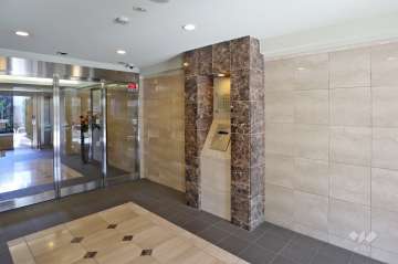 エントランスはオートロック付きです。