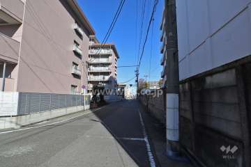 敷地東側の前面道路（南側から）