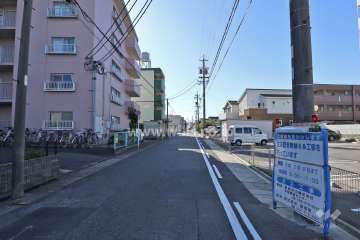 敷地西側の前面道路（北側から）