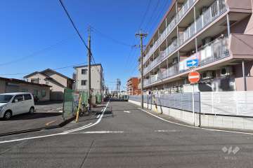 敷地南側の前面道路（東側から）