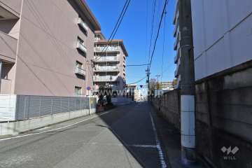 敷地東側の前面道路（南側から）