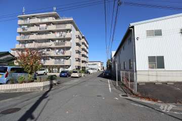 敷地東側の前面道路