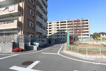 敷地東側の前面道路