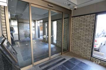 エントランスはオートロック付きです。