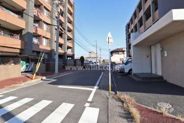 敷地南側の前面道路（西側から）