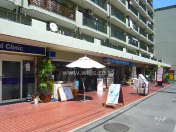 南側1階部分は店舗になっています。