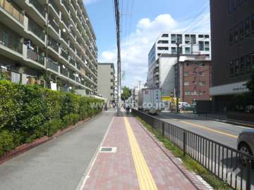 敷地南側の前面道路。周辺にはマンションが多く立ち並んでいます。